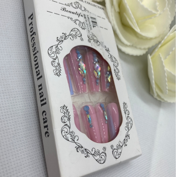 Fake Nails - Picture 2 of 4